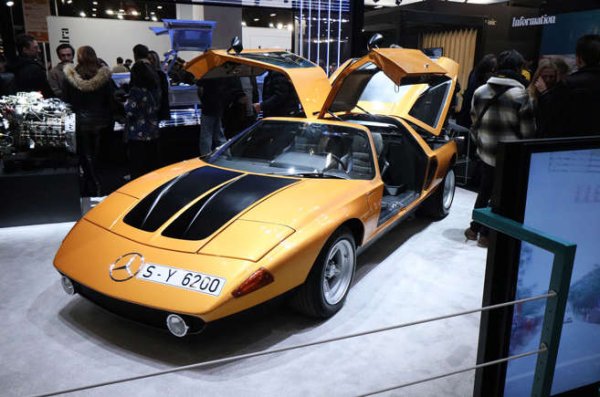 Това е 345 к.с., роторно задвижван 1970 C111, вторият от 16 експериментални концептуални автомобила, произведени от Mercedes-Benz.

Двигателят Wankel може да осигури максимална скорост от 300 километра в час, но по-късно C111 се насочиха към дизелова мощност. Вратите Gullwing добавят драматични нотки и  намекват за легендарния 300SL.